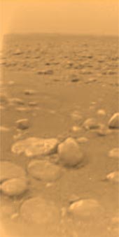 Kamenitý povrch Titanu v reálných barvách